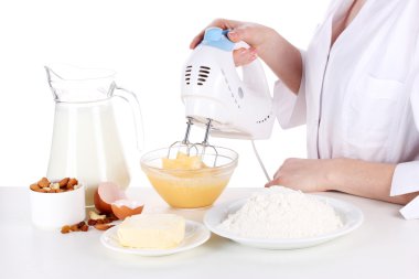 Beyaz tencereye yumurta karıştıran kadın eller.