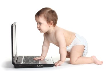 Şirin Bebek kız ve üzerinde beyaz izole laptop