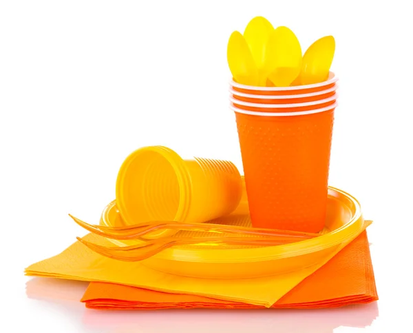 Ярко-желтая пластиковая посуда и салфетки изолированы на белом — стоковое фото