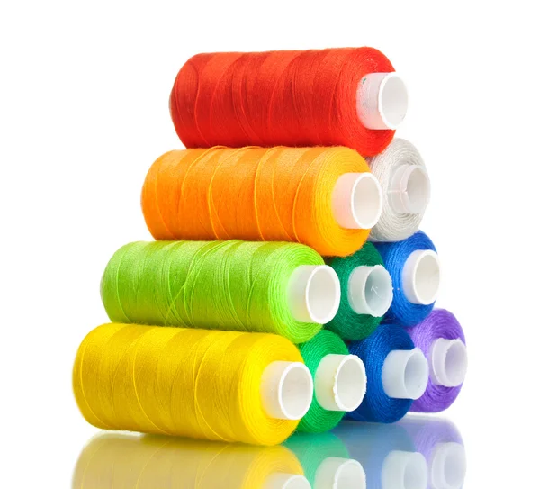 Pirámide de bobinas multicolores de hilo aisladas en blanco — Foto de Stock