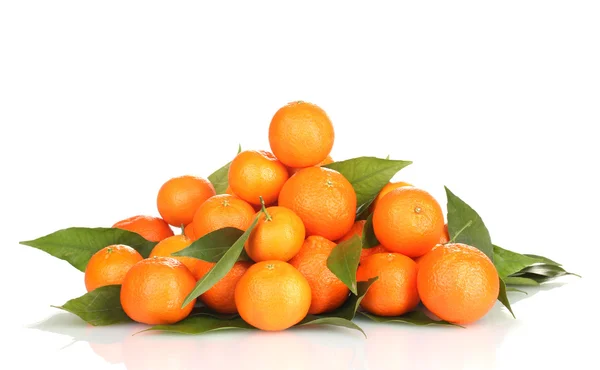 Coapte mandarine gustoase cu frunze izolate pe alb — Fotografie, imagine de stoc
