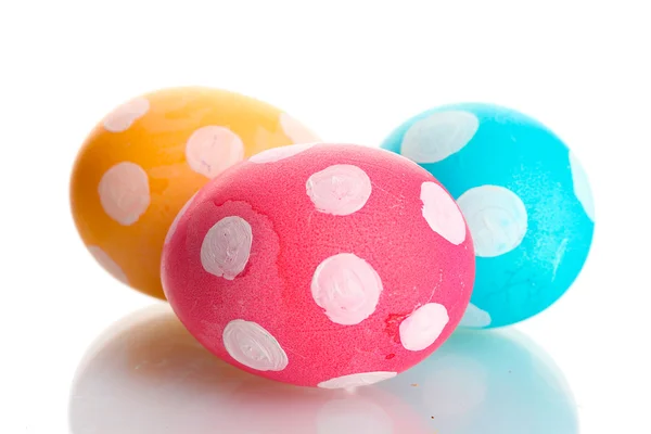 Renkli paskalya yumurtaları beyaza izole edilmiş. — Stok fotoğraf