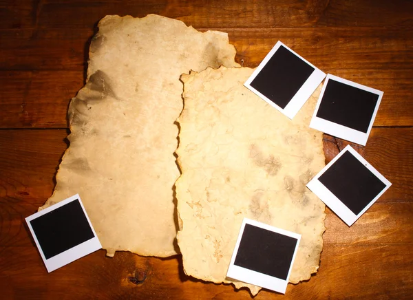 Papeles fotográficos con papel viejo sobre fondo de madera —  Fotos de Stock