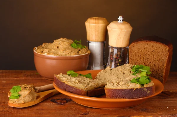 Pate fresco com pão na mesa de madeira — Fotografia de Stock
