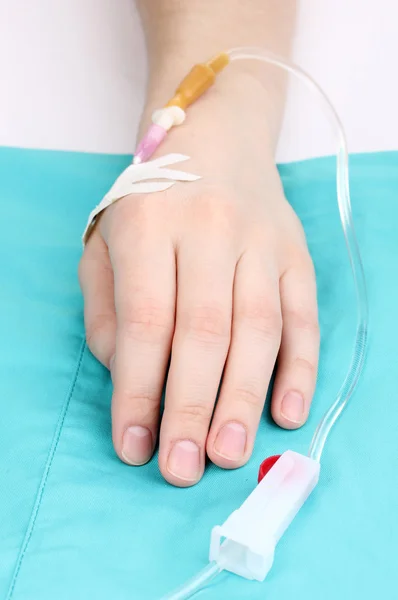 Жіноча рука з інфузією — стокове фото