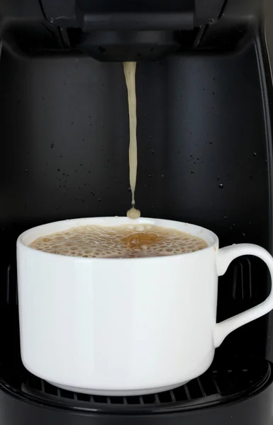 흰색 컵에 커피를 따르고에 스 프레소 머신 — 스톡 사진