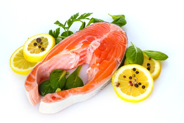 Красная рыба с лимоном, петрушкой и перцем изолированы на белом — стоковое фото
