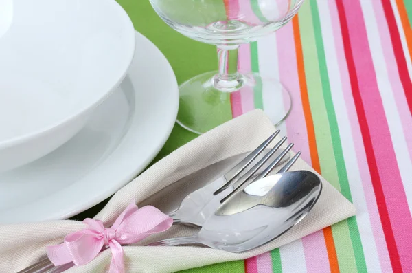 Ajuste de mesa con tenedor, cuchara, cuchillo, platos y servilleta — Foto de Stock