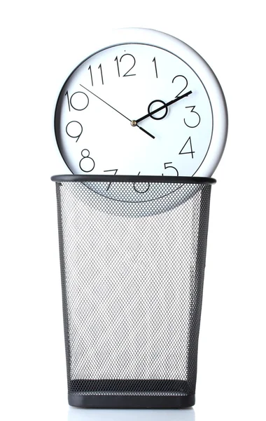 흰색 절연 금속 쓰레기통에서 벽 시계 — 스톡 사진