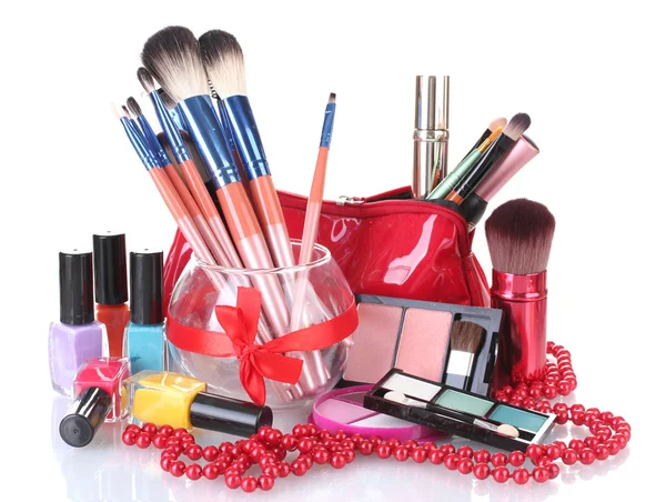 Make-up-Pinsel in Glasvase und Kosmetik isoliert auf Weiß — Stockfoto