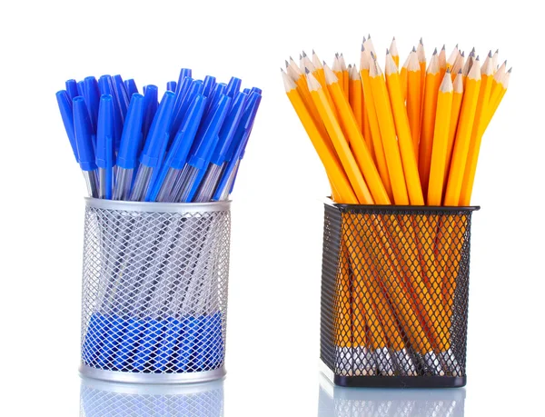 Lápices y bolígrafos de plomo en vasos de metal aislados en blanco — Foto de Stock