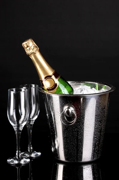 Fles champagne in emmer geïsoleerd op zwart — Stockfoto