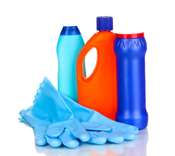 Produits de nettoyage et gants isolés sur blanc — Photo