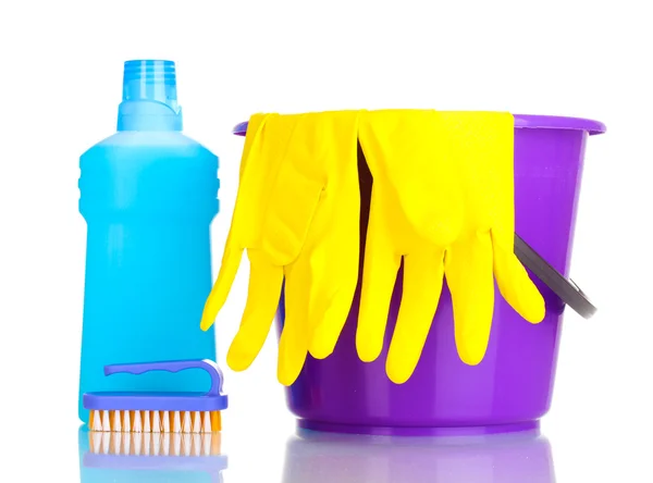 Wasmiddel en emmer met handschoenen geïsoleerd op wit — Stockfoto