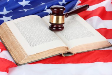 Tokmak ve Amerikan bayrağı arka plan üzerinde kitap yargıç