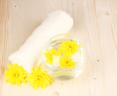Sarı çiçekli vazo spa ahşap arka plan üzerinde ayarlama