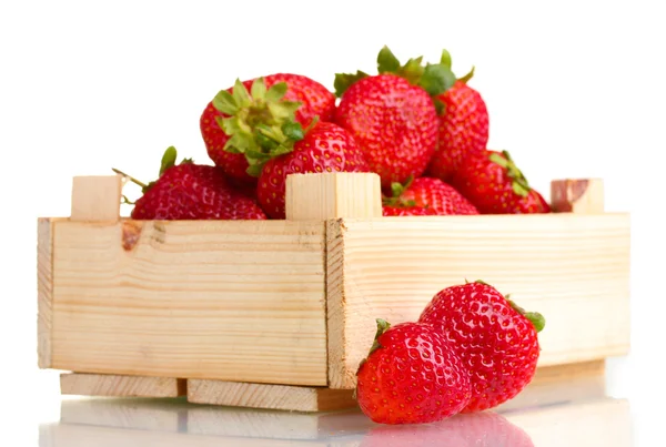 सफेद पर अलग लकड़ी के बॉक्स में स्ट्रॉबेरी — स्टॉक फ़ोटो, इमेज