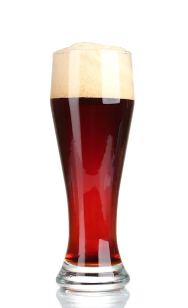 Rood bier met schuim in glas geïsoleerd op wit — Stockfoto