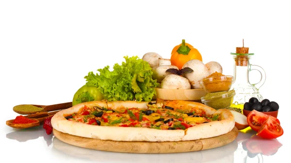 Ahşap tahta, sebze, baharat ve yağ üzerinde beyaz izole lezzetli pizza — Stok fotoğraf