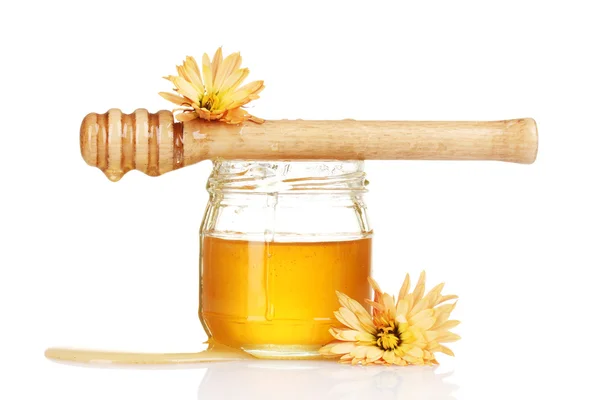Tarro de miel y rociador de madera aislado en blanco —  Fotos de Stock