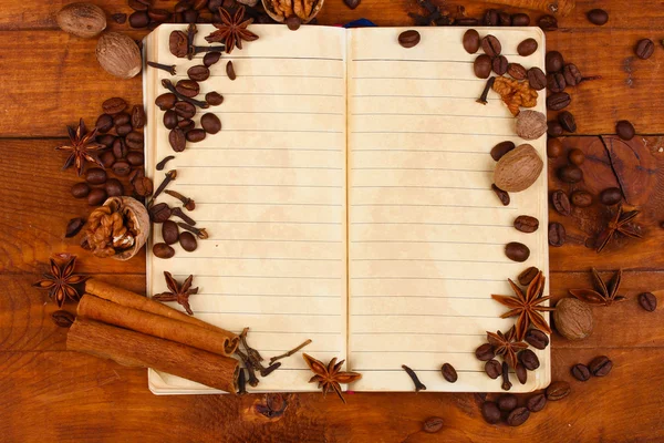 Viejo papel para recetas y especias en mesa de madera — Foto de Stock