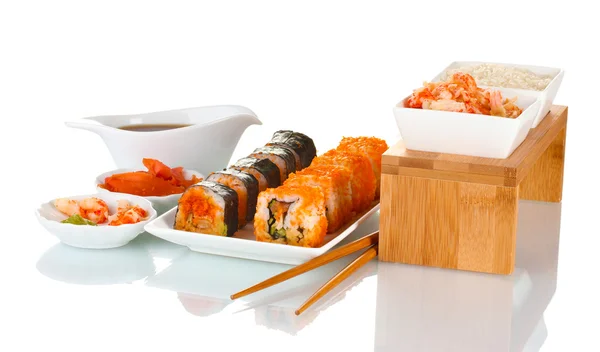 Delizioso sushi su piatto, bacchette, salsa di soia, pesce e gamberetti isolati su bianco — Foto Stock