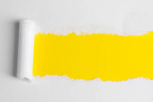 Szakadt papír, sárga háttérrel — Stock Fotó