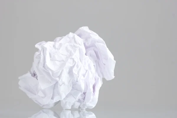 Bola de papel isolado em branco — Fotografia de Stock