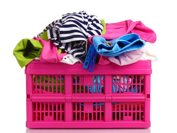 Vestiti in cesto di plastica rosa isolato su bianco — Foto Stock