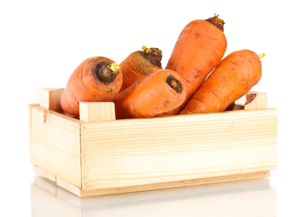 Råa morötter i trälåda isolerad på vit — Stockfoto