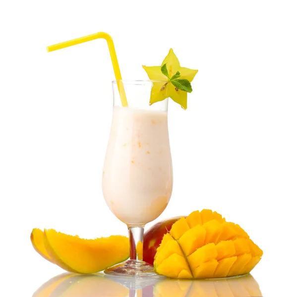 Milchshake mit Mango isoliert auf weiß — Stockfoto
