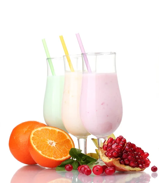 Молочні коктейлі з фруктами ізольовані на білому — стокове фото