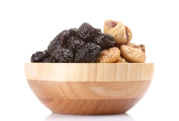 Pyszne suszonych śliwek i fig drewniana miska na białym tle — Zdjęcie stockowe