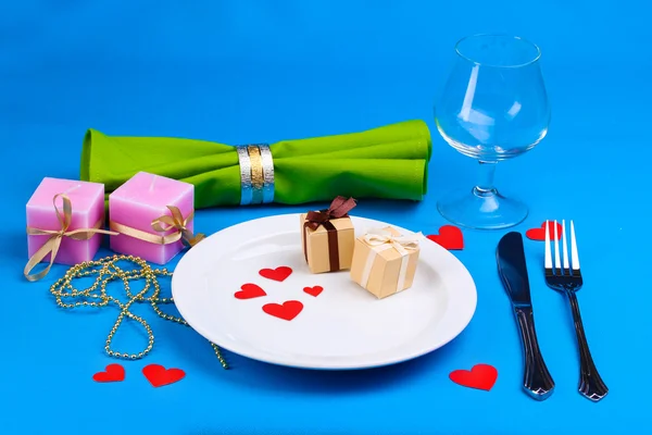 Tisch auf blauem Hintergrund — Stockfoto