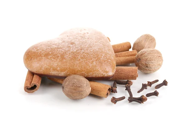 Hart-vormige cookie met kaneel, muskaatnoten en anjer geïsoleerd op wit — Stockfoto