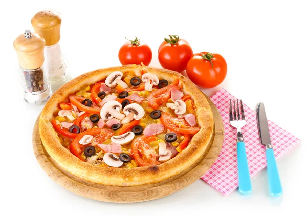 Aromatische Pizza mit Gemüse isoliert auf weiß — Stockfoto