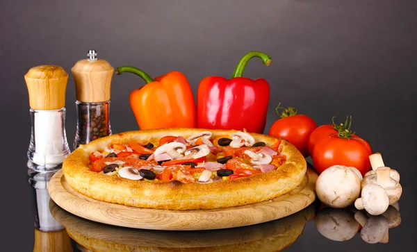 Pizza aromática com legumes e cogumelos isolados em preto — Fotografia de Stock