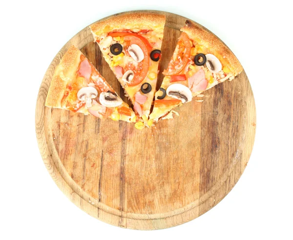 Три ломтика пиццы крупным планом изолированы на белом — стоковое фото