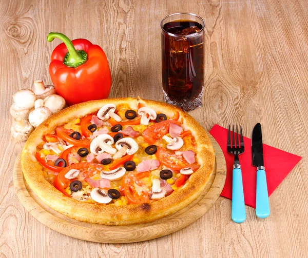 aromatik pizza ve kola ahşap zemin üzerinde