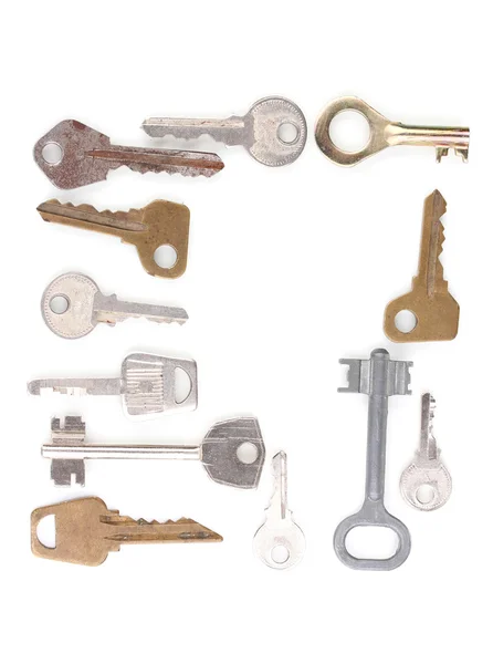 Многие металлические ключи изолированы на белом — стоковое фото