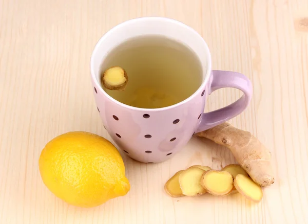 Zdravé zázvorový čaj s citrónem na dřevěné pozadí — Stock fotografie