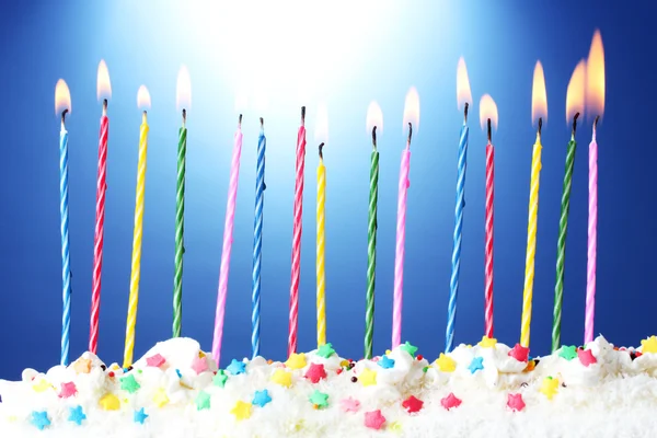 青色の背景に美しい誕生日の蝋燭 — ストック写真