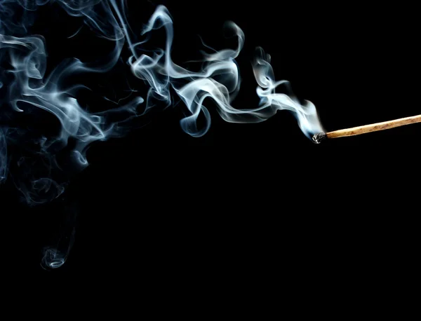 Streichholz mit abstraktem Rauch auf schwarzem Hintergrund — Stockfoto