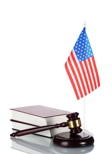 法官的小木槌、 书籍和孤立在白纸上的美国国旗 — 图库照片