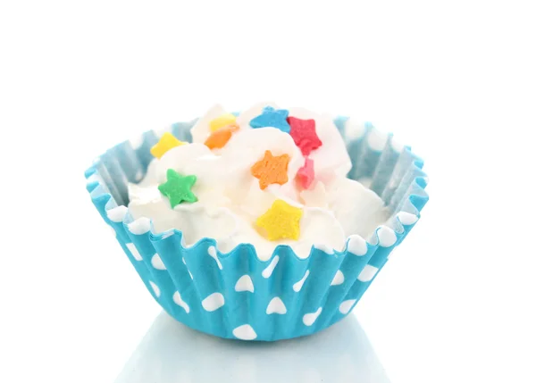Cupcake crémeux isolé sur blanc — Photo