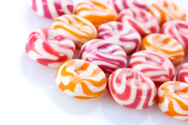 Gestreepte fruit snoepjes geïsoleerd op wit — Stockfoto