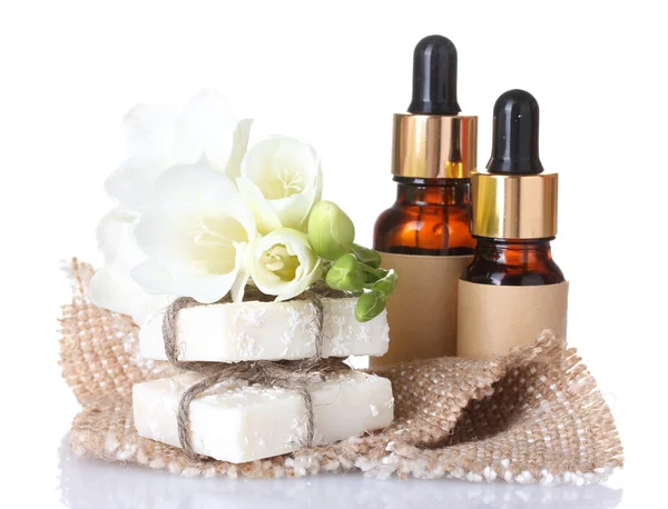 Lahve s olejem esence, mýdlo a květina izolovaných na bílém — Stock fotografie