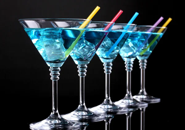 Cocktail bleu dans des verres à martini isolés sur noir — Photo