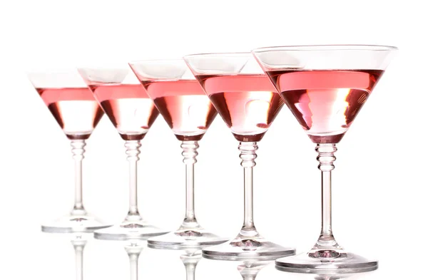 Cóctel rojo en vasos de martini aislados en blanco — Foto de Stock