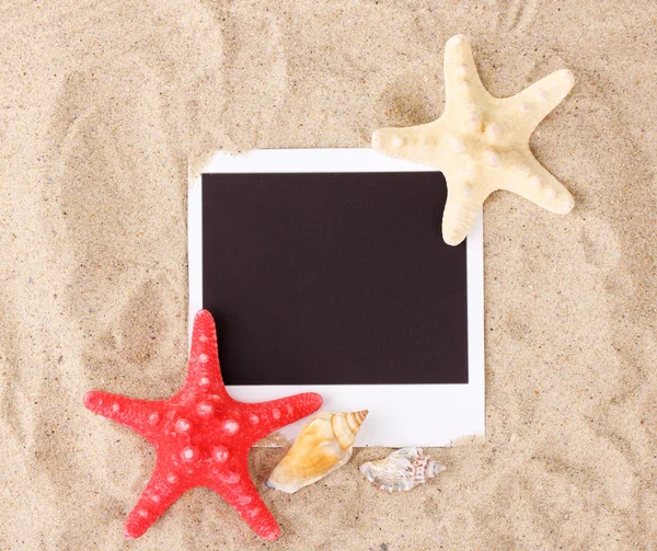 Foto com conchas e estrelas do mar na areia — Fotografia de Stock